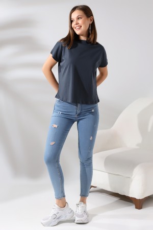 19588 KADIN DİK YAKA KISA KOLU BEDENDE PAMUKLU KISA TSHIRT 19588 KADIN DİK YAKA KISA KOLU BEDENDE PAMUKLU KISA TSHIRT