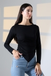 22017 KADIN KAYIK YAKA UZUN KOL YANLARI BÜZGÜLÜ VE ÖNÜ ASİMETRİK KESİMLİ  BLUZ 